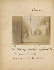 Londres. De kindchoreograaf in een steegje met een orgeldraaier. door Unbekannt Unbekannt